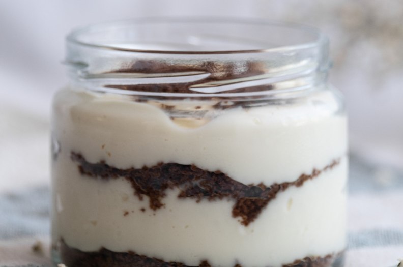 coppetta di dessert freddo con crema e biscotti
