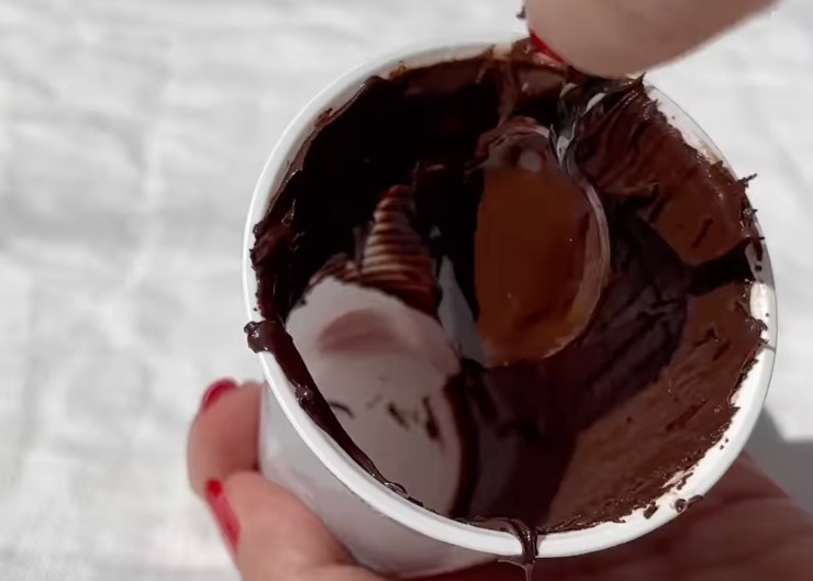 bicchiere di plastica con cioccolato 