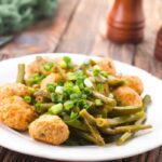 polpette in un piatto con delle verdure