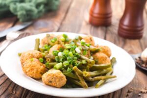 polpette in un piatto con delle verdure
