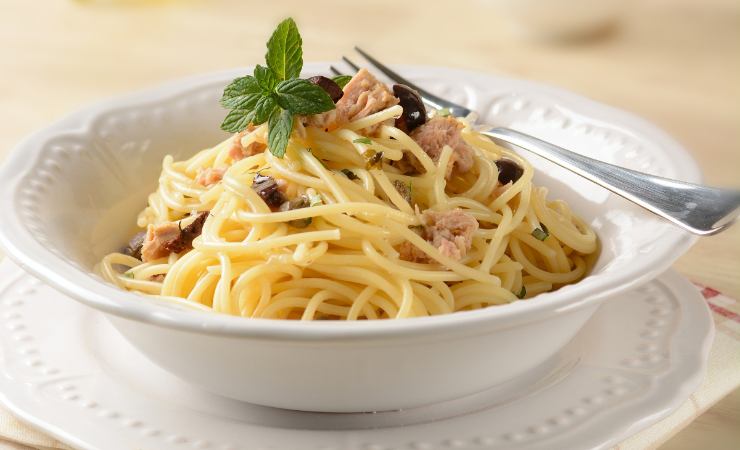 piatto di spaghetti con tonno olive e capperi