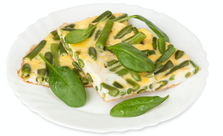 piatto di frittata con fagiolini