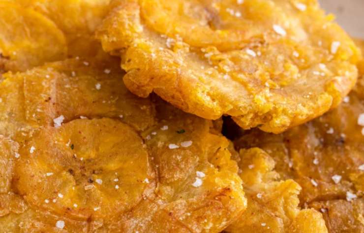 primo piano di frittelle alla banana con zucchero