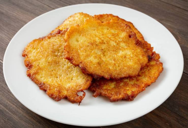 piatto con frittelle di patate dorate