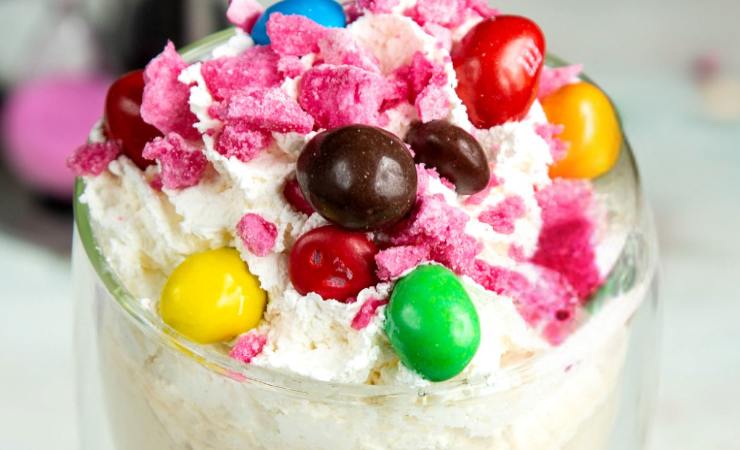 gelato alla vaniglia con smarties