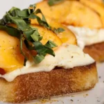 Bruschette di pane con stracchino e pesche