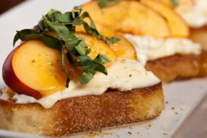 Bruschette di pane con stracchino e pesche