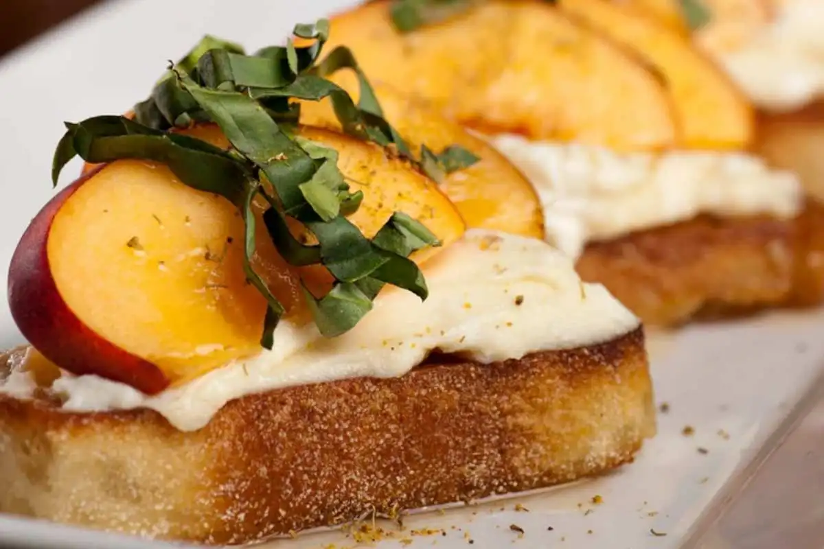 Bruschette di pane con stracchino e pesche