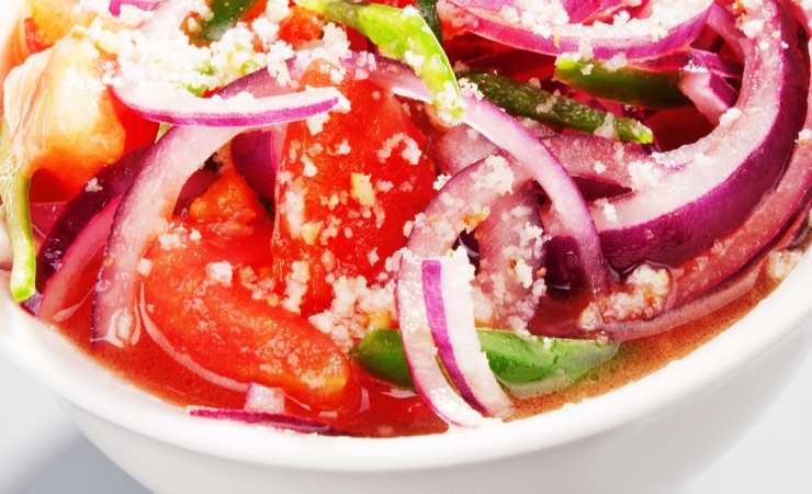 scodella di insalata di pomodori cipolle e peperone