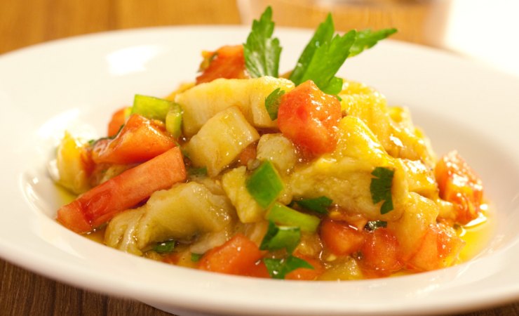 Piatto con melanzane, pomodorini e menta