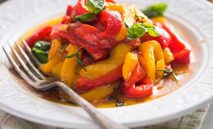 Piatto con insalata di peperoni