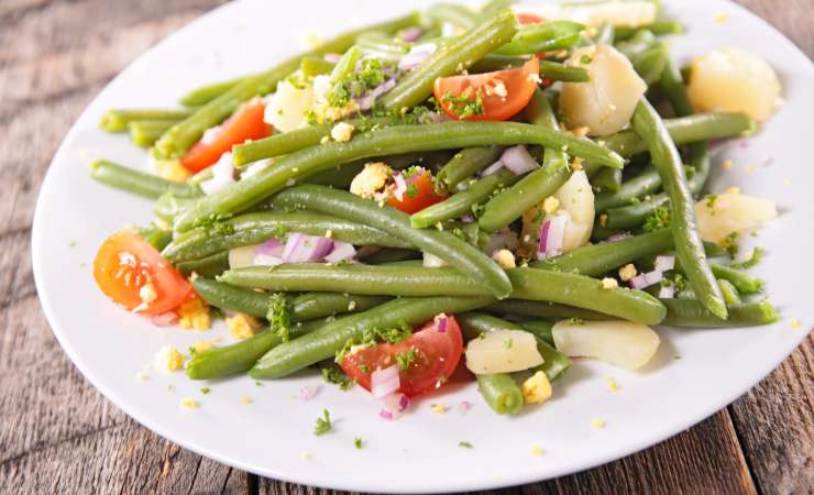 piatto di insalata di patate fagiolini e pomodori