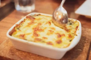 Lasagne bianche in un vassoio con un cucchiaio