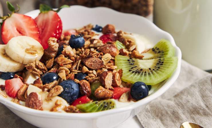 coppetta di macedonia con crumble e yogurt