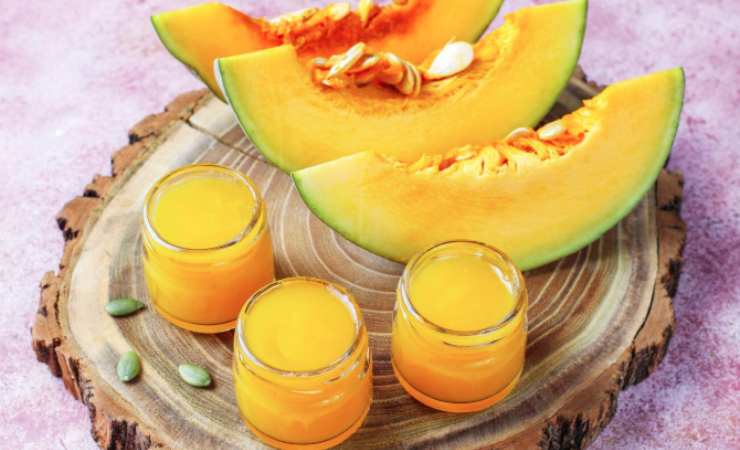 liquore al melone su tagliere