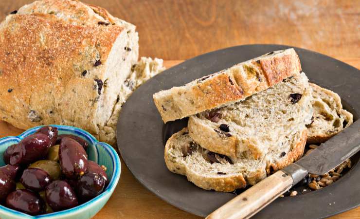 pane alle olive e ciotolina di olive