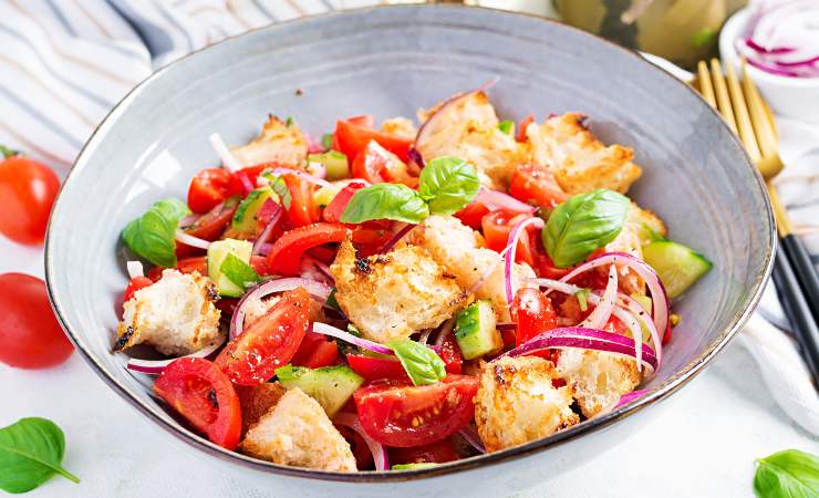 Piatto con panzanella toscana