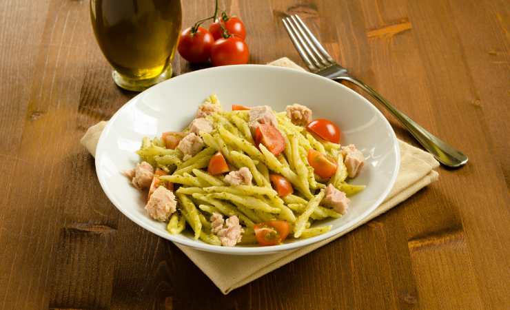 piatto di trofie al pesto con tonno e pomodorini