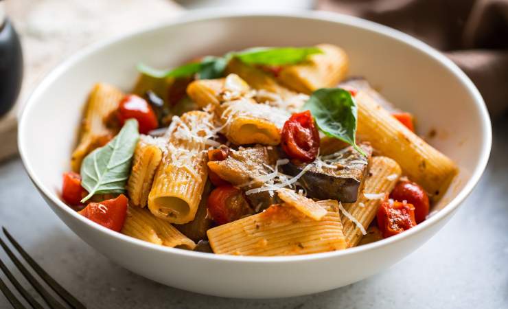 piatto di pasta melanzane pomodori e provola
