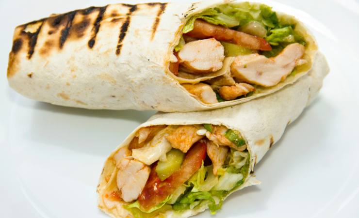 wrap di pollo con pomodori e avocado