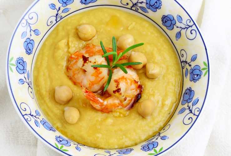 piatto di crema di ceci con gamberi