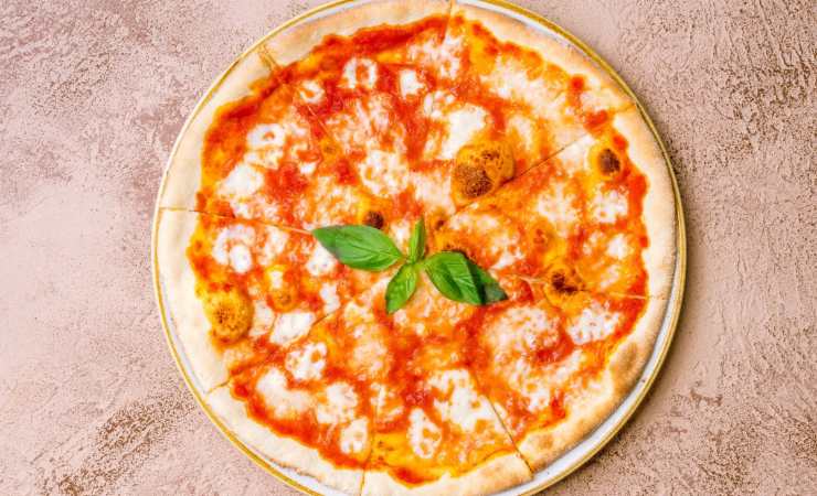Pizza margherita tonda con basilico