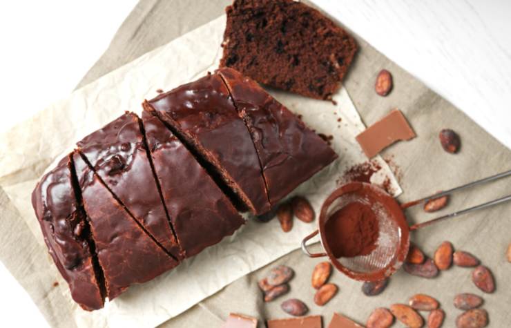 plumcake al cacao tagliato a fette