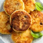Polpette di patate sparse nel piatto