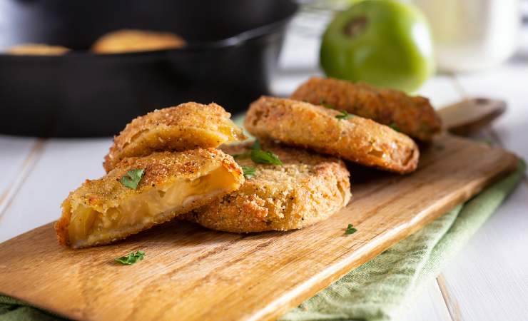 pomodori fritti su tagliere
