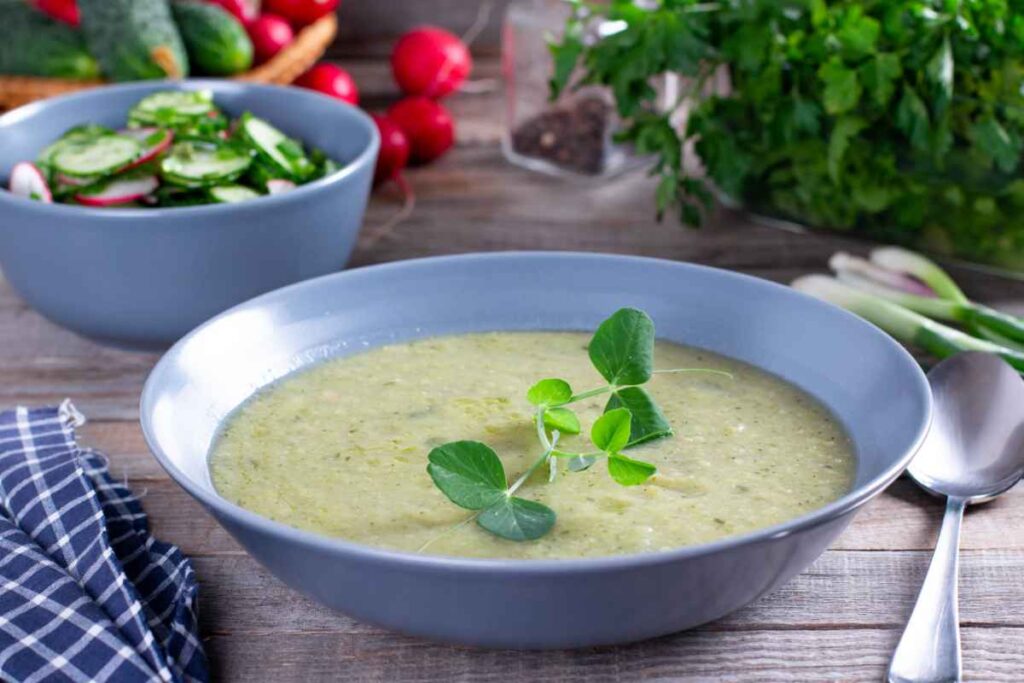 Crema di verdure in un piatto