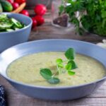Crema di verdure in un piatto