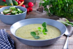 Crema di verdure in un piatto