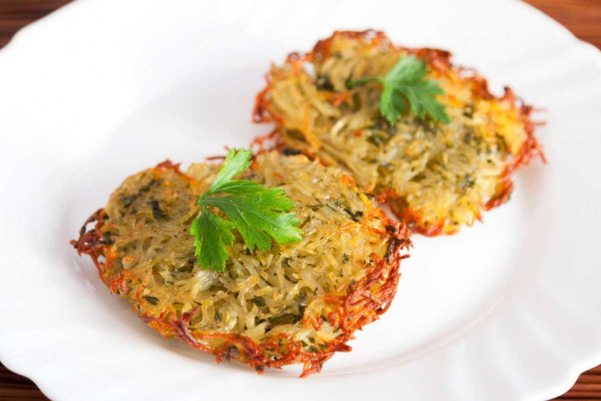 Due rosti in un piatto con foglioline di prezzemolo
