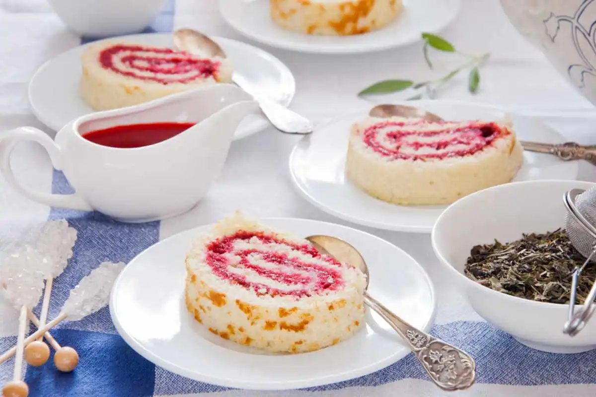 Porzioni di rotolo farcito con marmellata ai lamponi