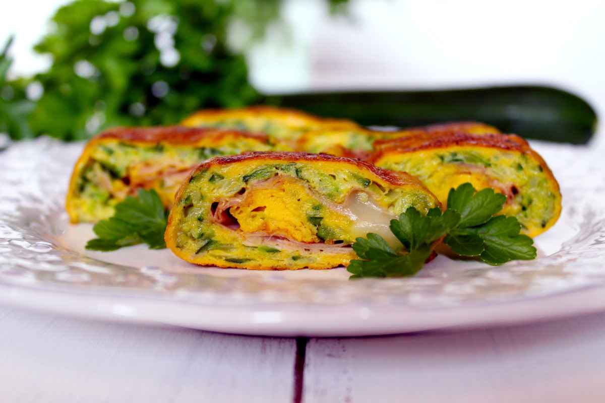Fette di rotolo di frittata ripieno