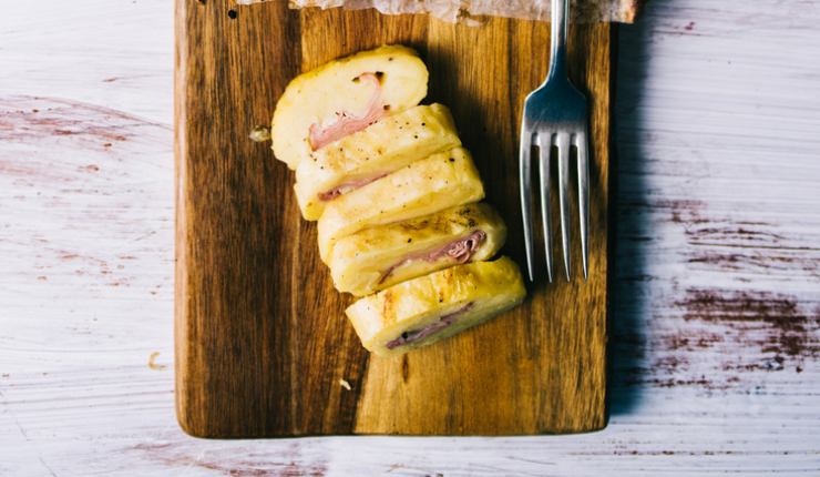 Rotolo di patate e prosciutto cotto tagliato a fettine