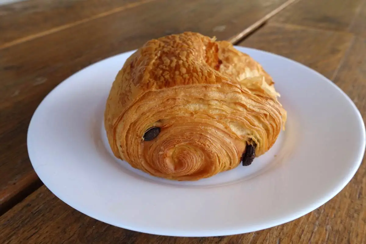 Saccottino al cioccolato in un piatto