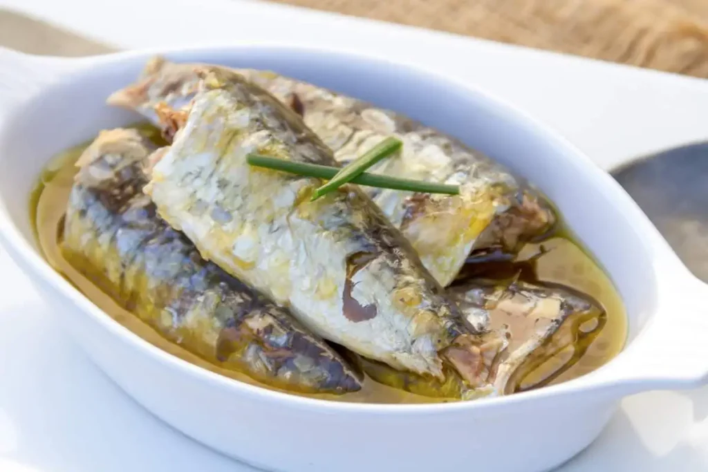 Sarde in vassoio con abbondante olio