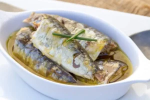 Sarde in vassoio con abbondante olio