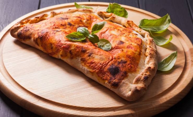 Focaccia ripiena con foglioline di basilico
