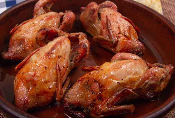 piccioni arrosto in un tegame