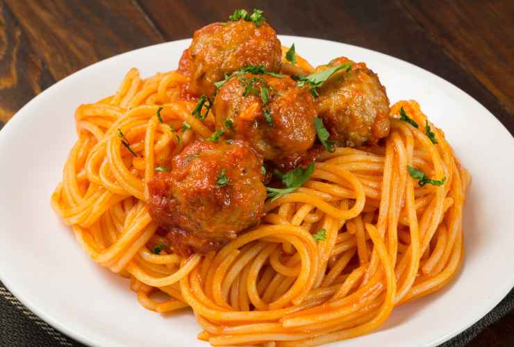 piatto di spaghetti con le polpette al sugo