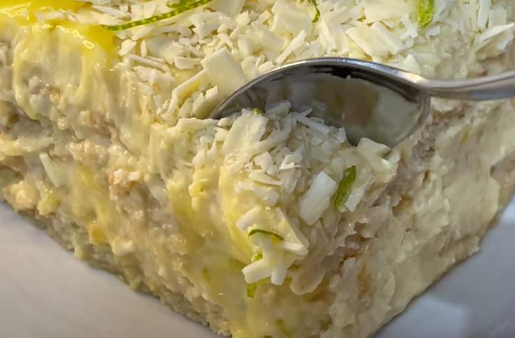 cucchiaino che affonda nel tiramisù