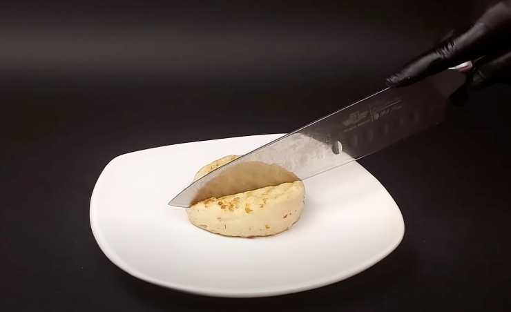 tomino tagliato con un coltello