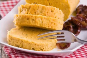 Fette di salame di tonno con pomodorini secchi