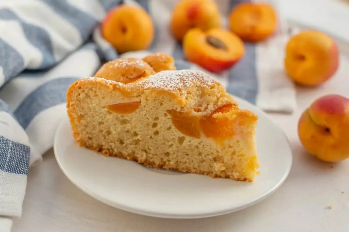 Una fetta di torta alle albicocche in un piatto