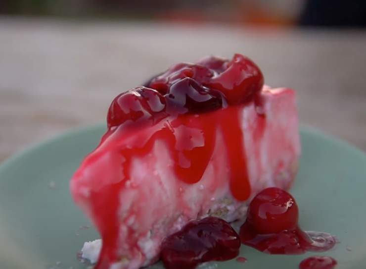 una fetta di torta con le ciliegie
