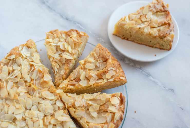 torta di mandorle con una fetta nel piattino