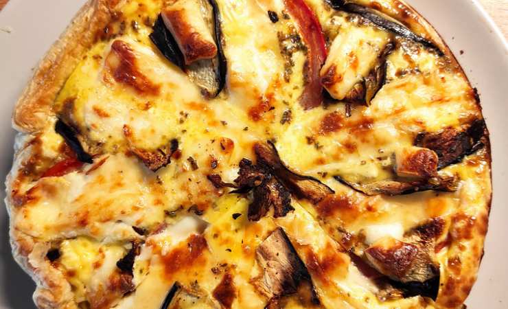 Torta salata con melanzane, pomodoro e mozzarella
