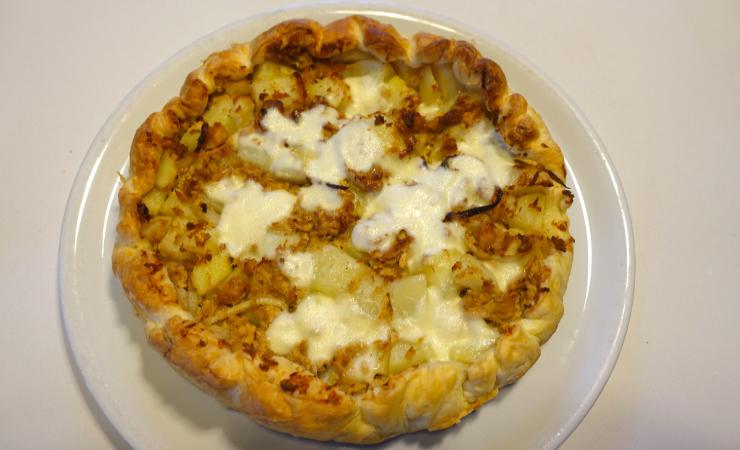torta salata con patate e formaggio